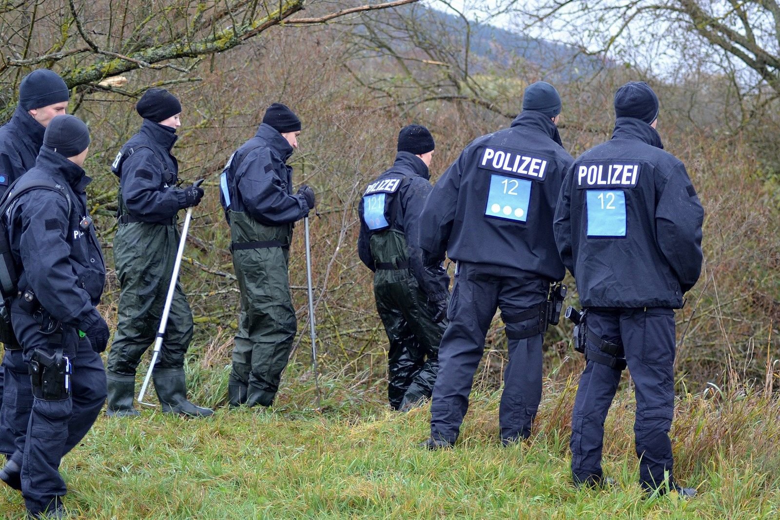 Polizisten stehen während der Suche nach einem vermissten einjährigen Jungen nahe der Werra bei Bad Salzungen.