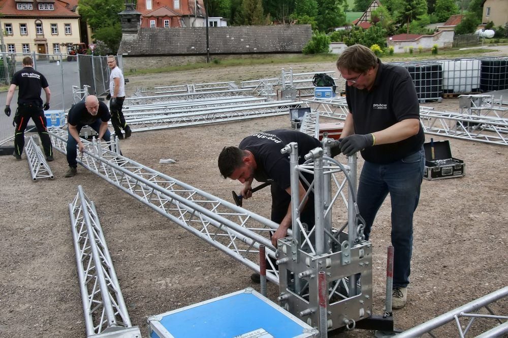 Bis in die Abendstunden hinein baute Pro-Show aus Güstrow an der Walkmühle das Autokino auf.