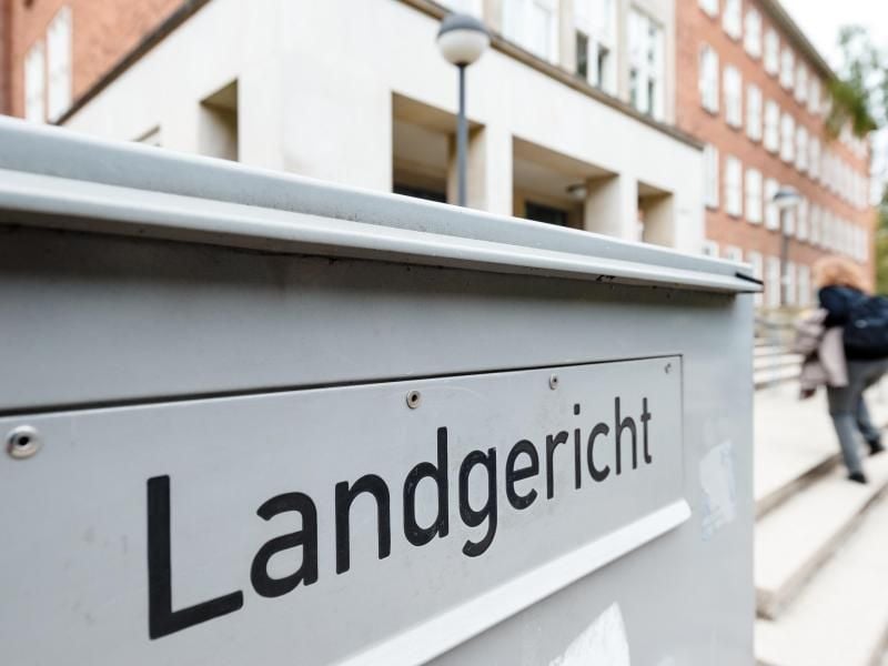 Die Aufschrift „Landgericht” an einem Briefkasten am Eingang des Landgerichts. Foto: Markus Scholz/dpa/Archivbild