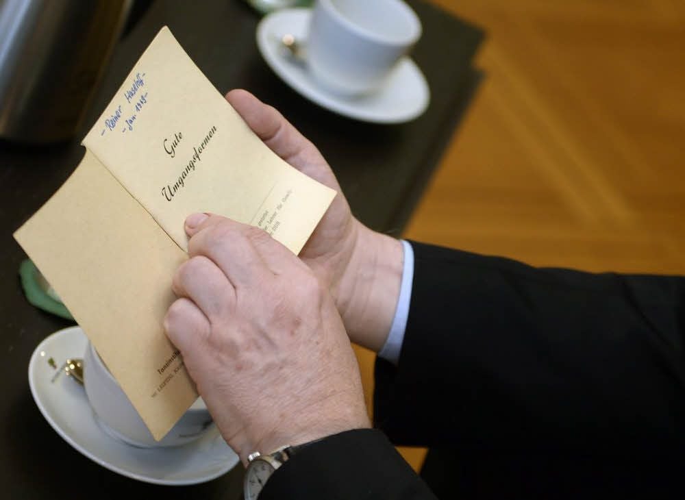 Das Heftchen „Gute Umgangsformen“ hat Reiner Haseloff in der Tanzstunde bekommen und bis heute aufbewahrt.