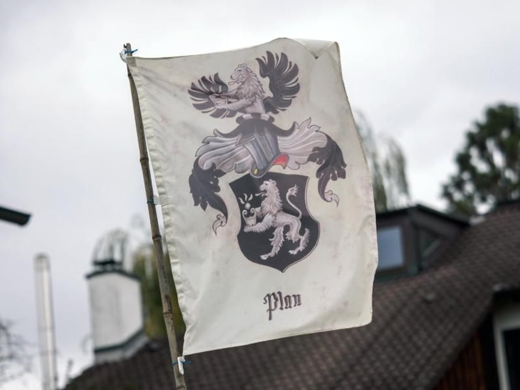Die Reichsbürger aus dem Salzlandkreis treffen sich regelmäßig mit ähnlichen Flaggen an der B81 und B86.
