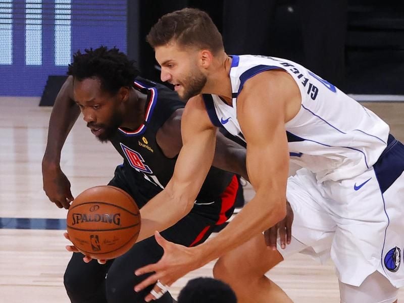 Maxi Kleber (r) schied mit den Dallas Mavericks in den NBA-Playoffs aus. Foto: Kevin C. Cox/Pool Getty Images/AP/dpa