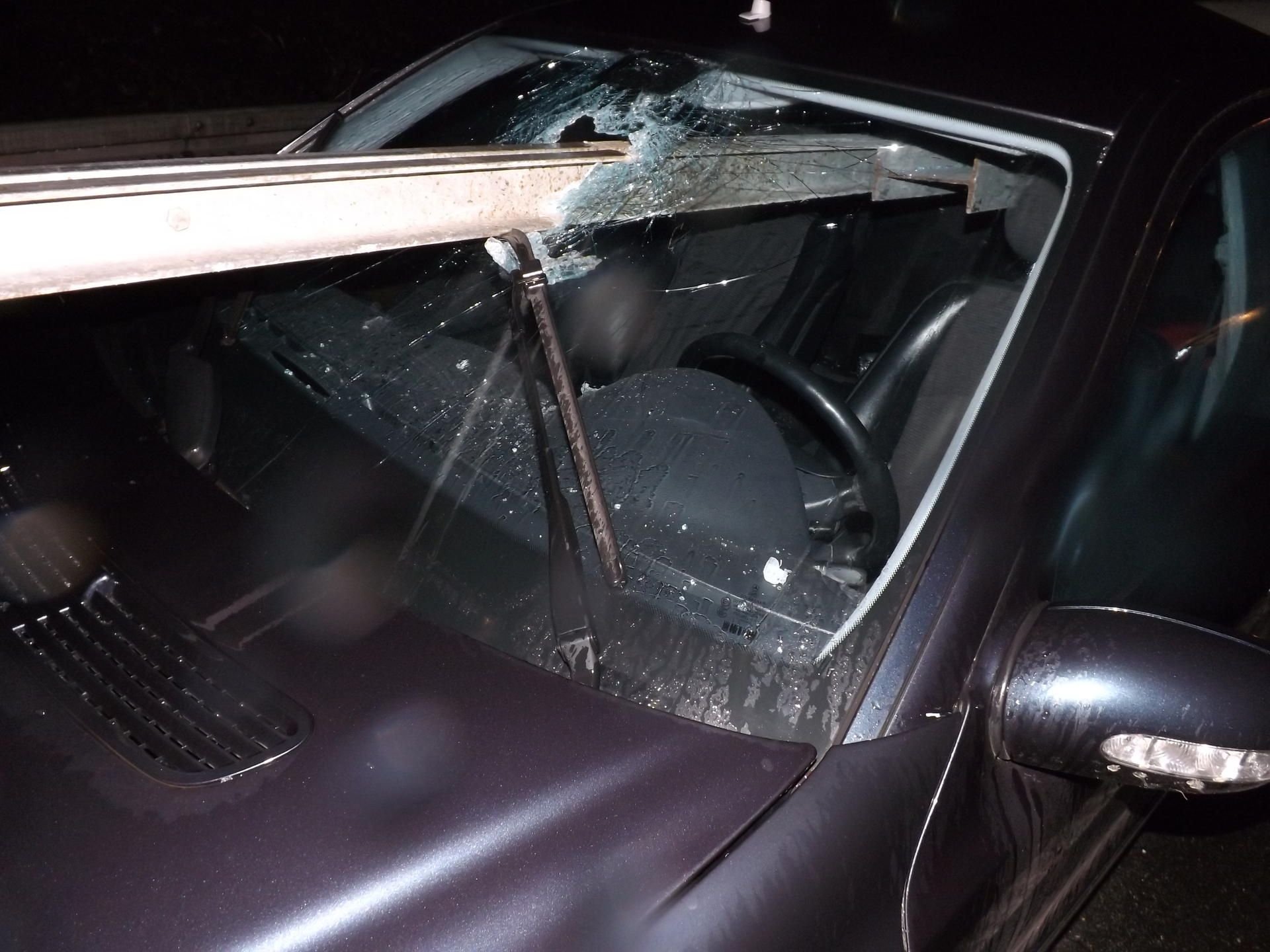 Bei einem Unfall auf der A43 hat sich ein Stahlträger in die Windschutzscheibe des Unfallverursachers gebohrt.