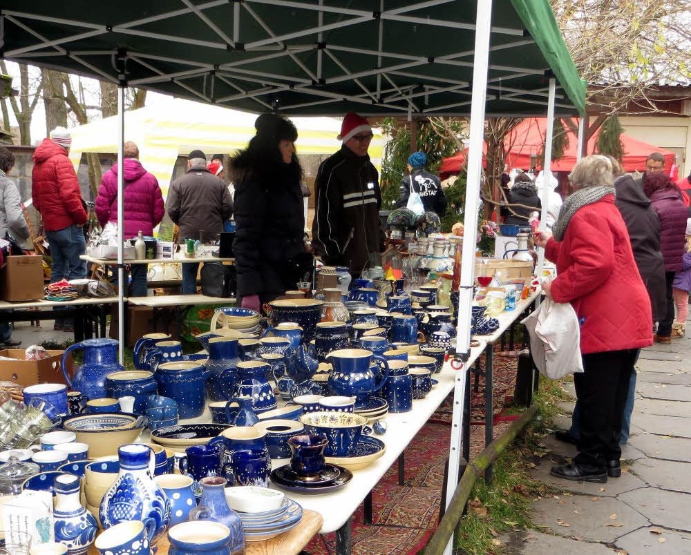 Einkaufen für einen guten Zweck: Das taten viele beim Adventströdelmarkt im Tierheim sehr gern.