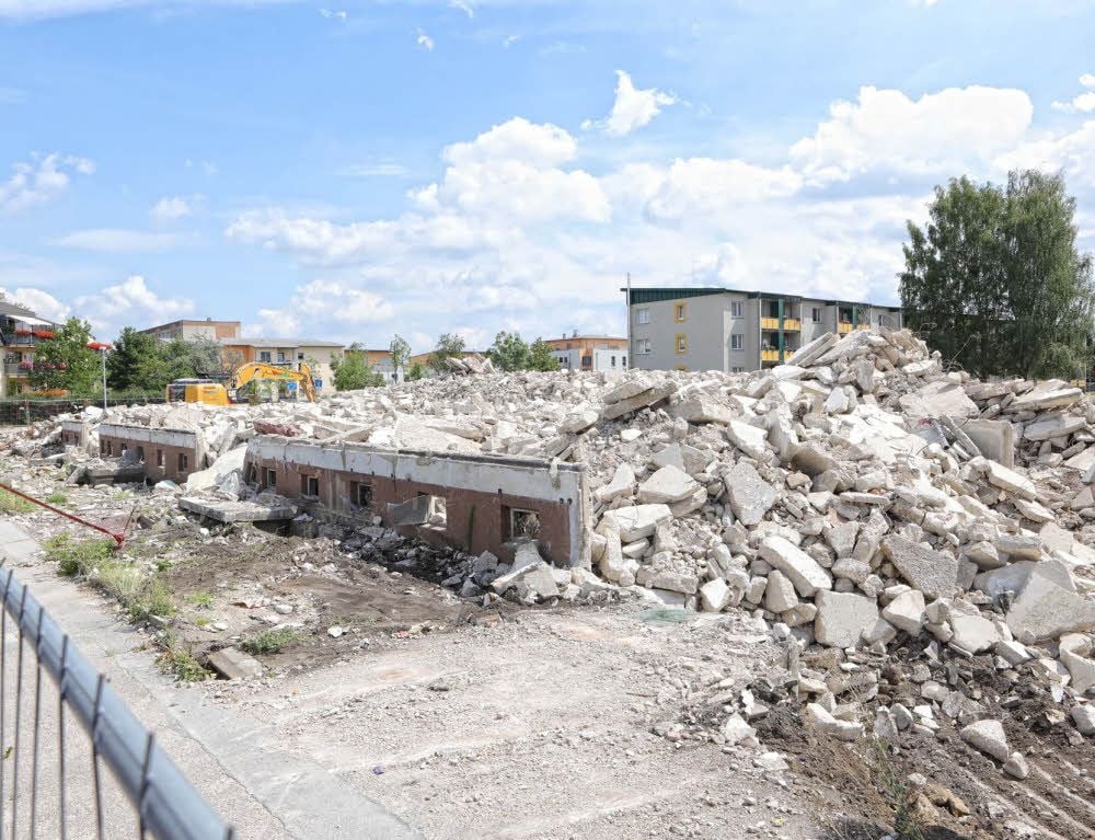 Der Wohnblock in Sandersdorf ist weitgehend abgerissen. Neue Bebauungspläne gibt es für die Fläche bislang nicht.