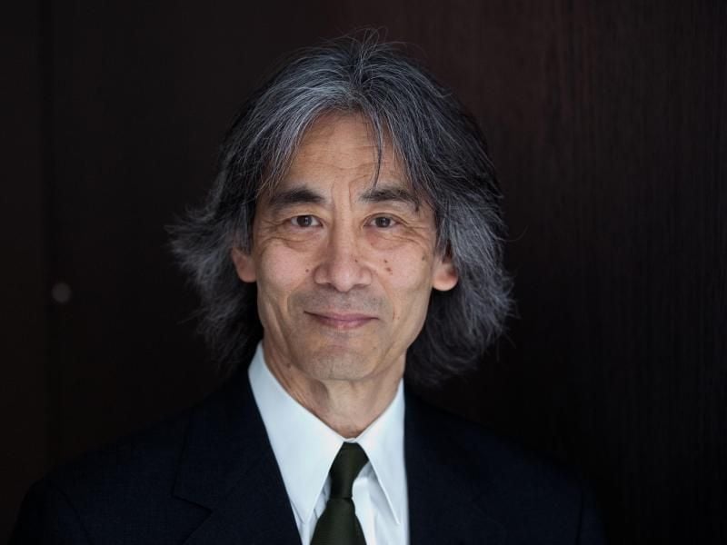 Kent Nagano, Generalmusikdirektor der Hamburger Staatsoper, findet es wunderbar, sich dem Publikum in der Elbphilharmonie nahe fühlen zu können. Foto: Christian Charisius