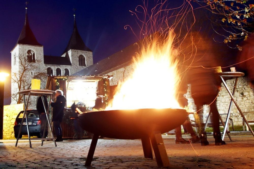 Das Glühweintrinken ist ein weiterer Höhepunkt für das Dorf.