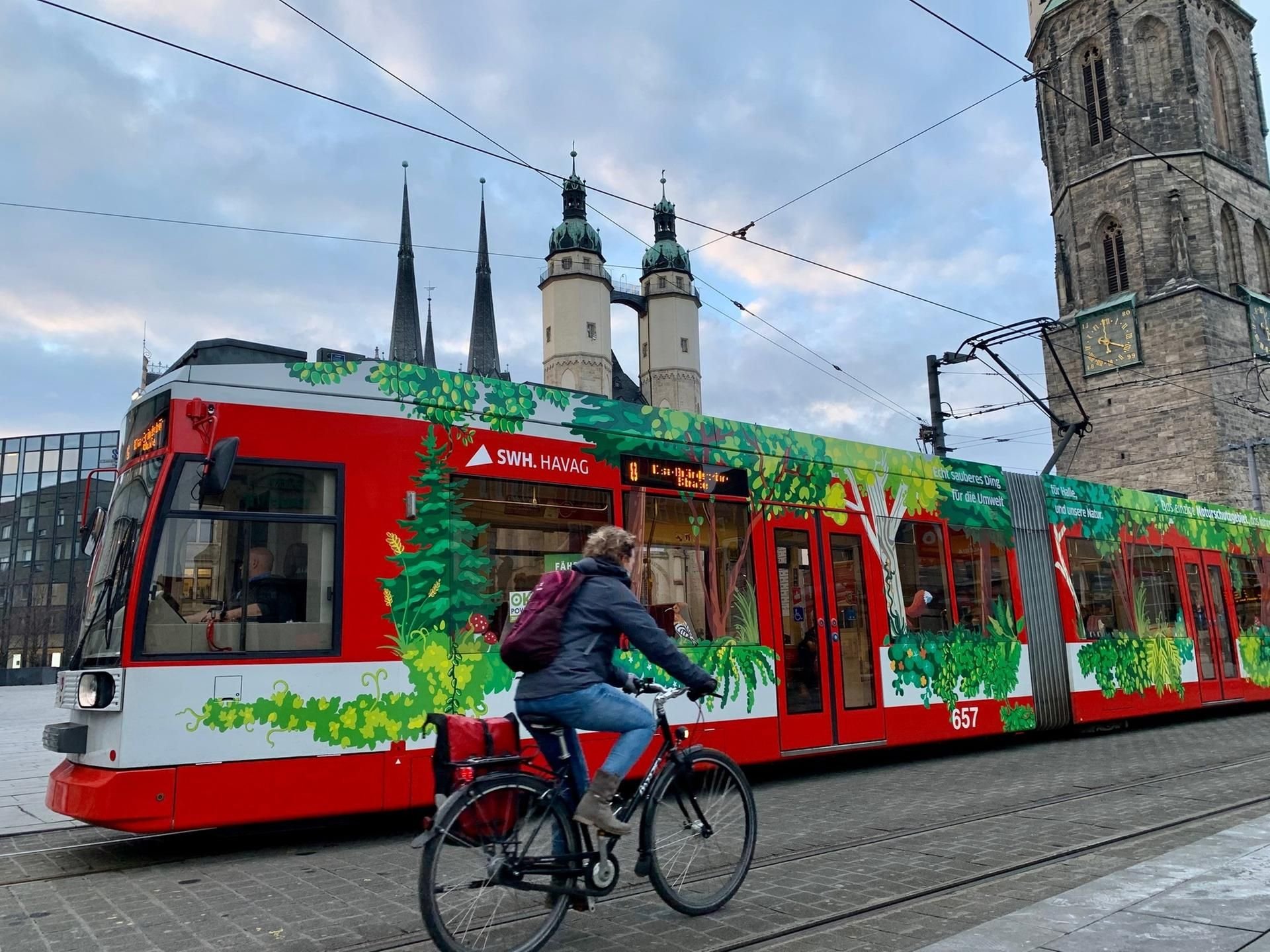 Mit einer speziell gestalteten Bahn wirbt die Havag für den grünen Nahverkehr in der Stadt. Seit Montag fahren alle 104 Straßenbahnen in Hallo mit Ökostrom.