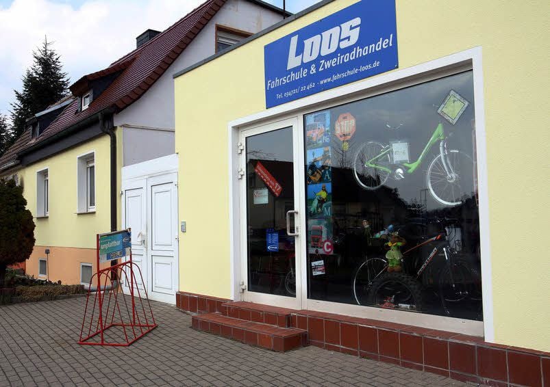 Fahrschule und Zweiradhandel an der Langen Straße in Nienburg.
