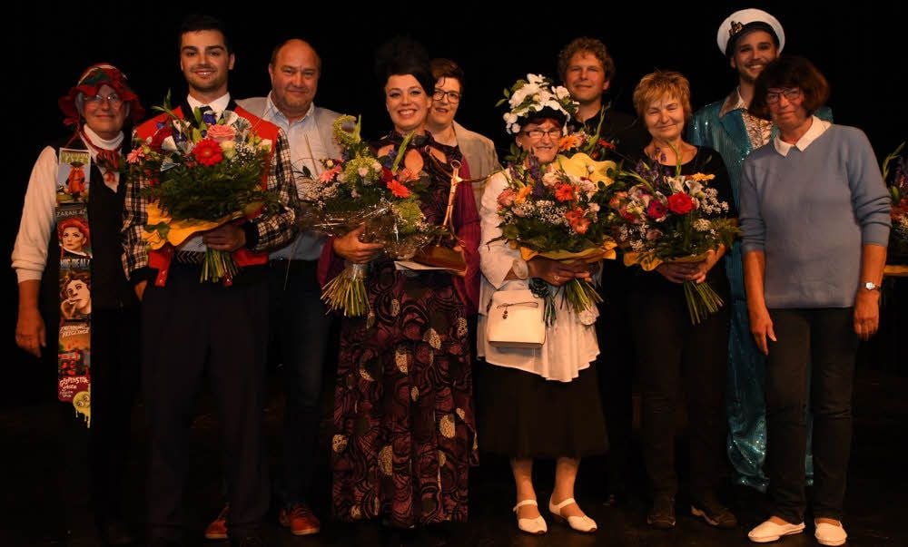 Gruppenbild mit Siegerin: Annette Baldin (Vierte von links) hat den Publikumspreis „Mansfeld-Oskar“ gewonnen.