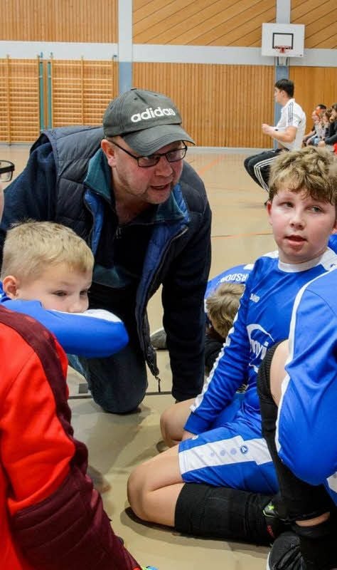 Thomas Schröck, hier mit dem Karsdorfer Nachwuchs, hat die sechste Tippspiel-Runde gewonnen.