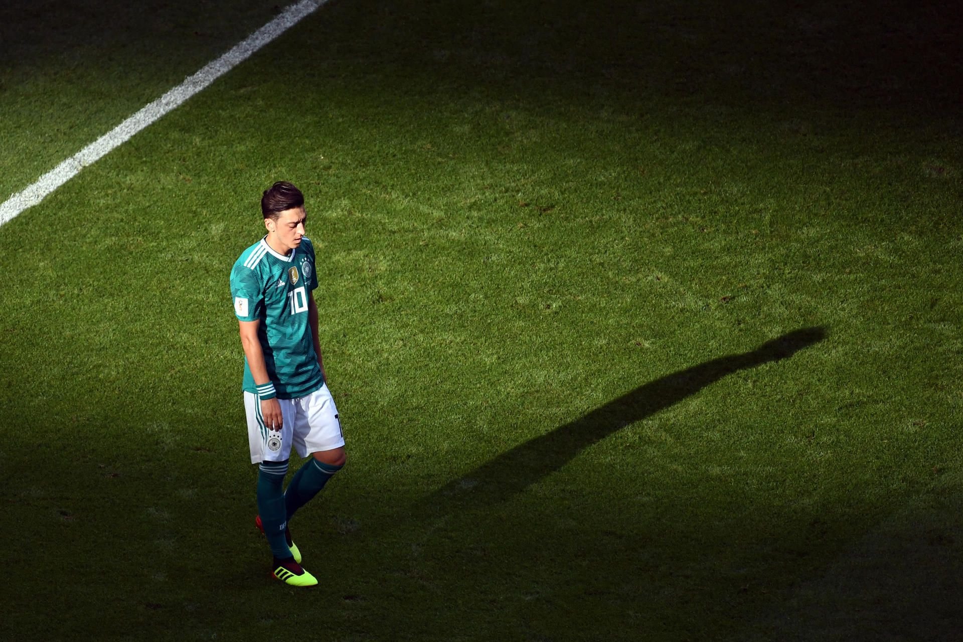 An der Körpersprache von Mesut Özil nehmen viele Fans in Deutschland Anstoß.