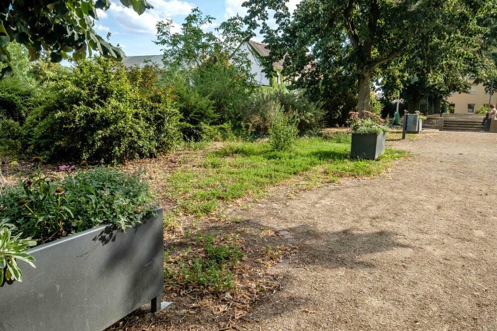 Freie Flächen am Platz der Demokratie, wo einst Bänke standen. Das ist aber kein Bankraub, sondern eine Lärmschutzmaßnahme der Stadt.