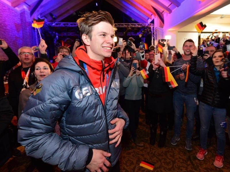 Skispringer Andreas Wellinger bei seiner Ankunft im Deutschen Haus. Foto: Hauke-Christian Dittrich
