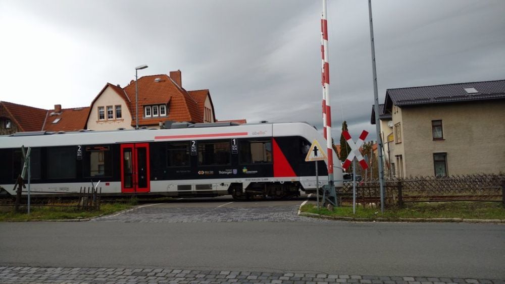 Am Übergang an der Wotanstraße in Thale bleiben die Schranken oben.
