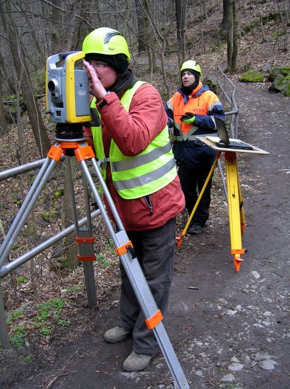 Tachymeter, Laptop und Stativ mussten die Vermesser häufig schleppen.