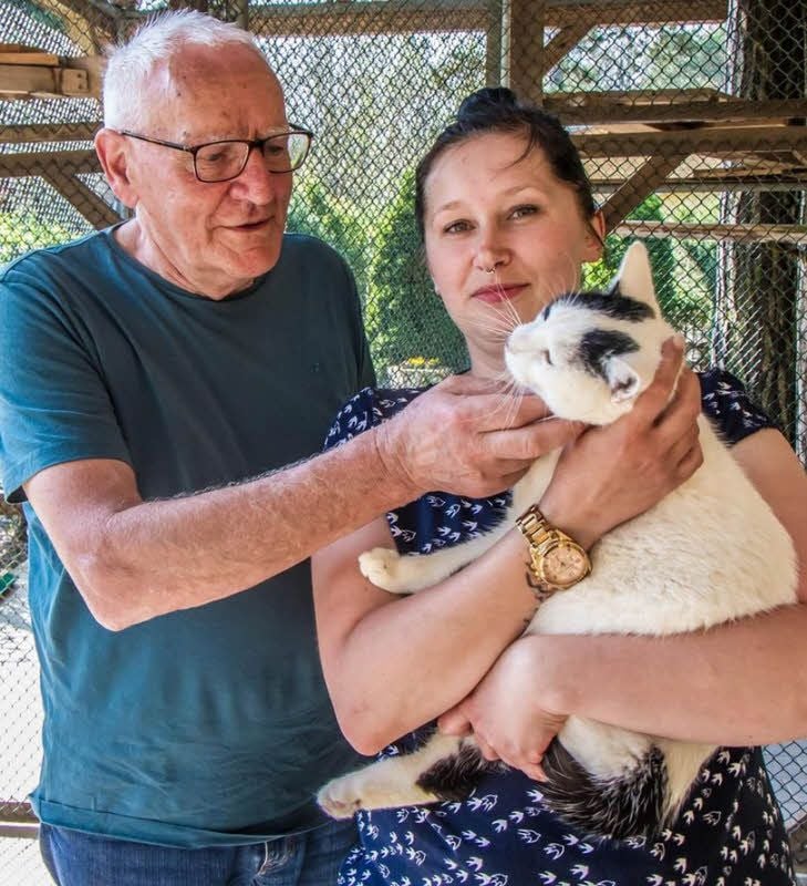 Tierheimgründer Jürgen Krause mit Heimleiterin Isabell Starke vor dem hier noch unmodernisierten Katzengehegen.