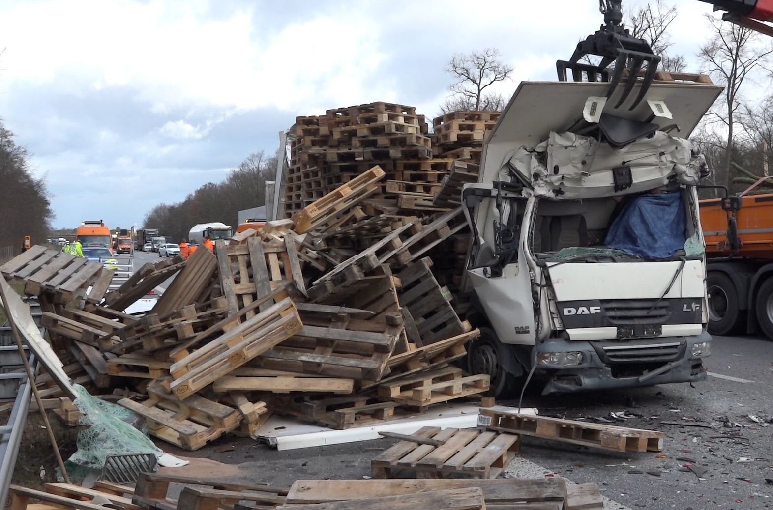 Tödlicher Unfall auf der A67. Der LKW-Fahrer erlag noch an der Unfallstelle seinen schweren Verletzungen.
