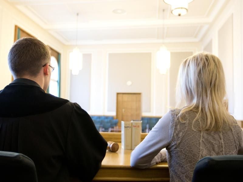 Vor Gericht entscheiden Schöffen über Schuld und Strafe von Angeklagten mit. Die ehrenamtlichen Richter werden in diesem Jahr wieder gewählt. Foto: Friso Gentsch