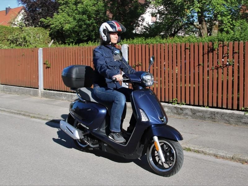 Klassischer Roller mit moderner Technik: Der Kymco Like II 125i ABS Exclusive ist vernetzt und hält den Fahrer informiert. Foto: Kymco