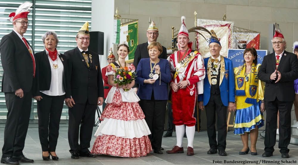 Die Obhäuser Karnevalisten Carsten Jacob (l.), Cornelia Pust (2.v.l.) und Dieter Elsner (r.) trafen bei einem Empfang in Berlin Bundeskanzlerin Angela Merkel.