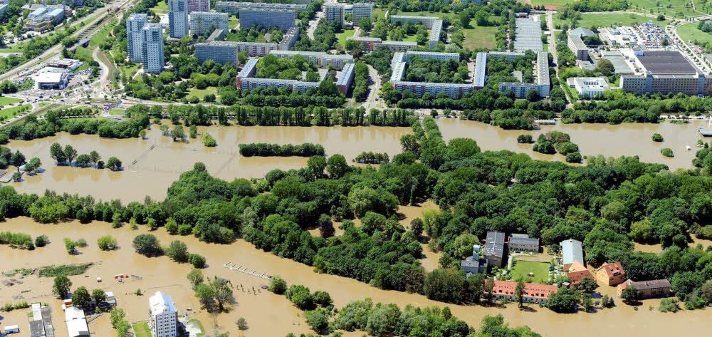 Die Luftaufnahme aus dem Juni 2013 zeigt das großflächig überschwemmte Gebiet mit dem Sophienhafen (links unten).