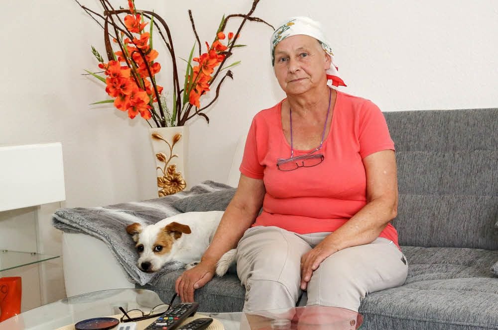 Vor wenigen Wochen hat Irene Matis eine Stammzellespende erhalten, die ihr Leben retten soll. Ihr Hund „Charlie“ ist ihr treuer Begleiter.