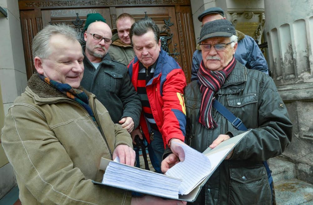 Einen ganzen Aktenordner voller Unterschriften hat Helmut Stahl (l.) dem Stadtratsvorsitzenden Werner Sobetzko (r.) mitgebracht. Der Vorsitzende des Bürgerbündnisses will ein Bürgerbegehren in die Wege leiten, bei dem die Köthener über ihren Stadtwald entscheiden können.