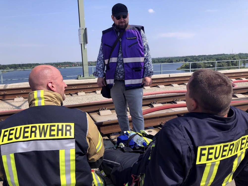 Notfallseelsorger Martin Mücke-Freihofer aus Querfurt fragt die Kameraden, ob sie Hilfe brauchen.