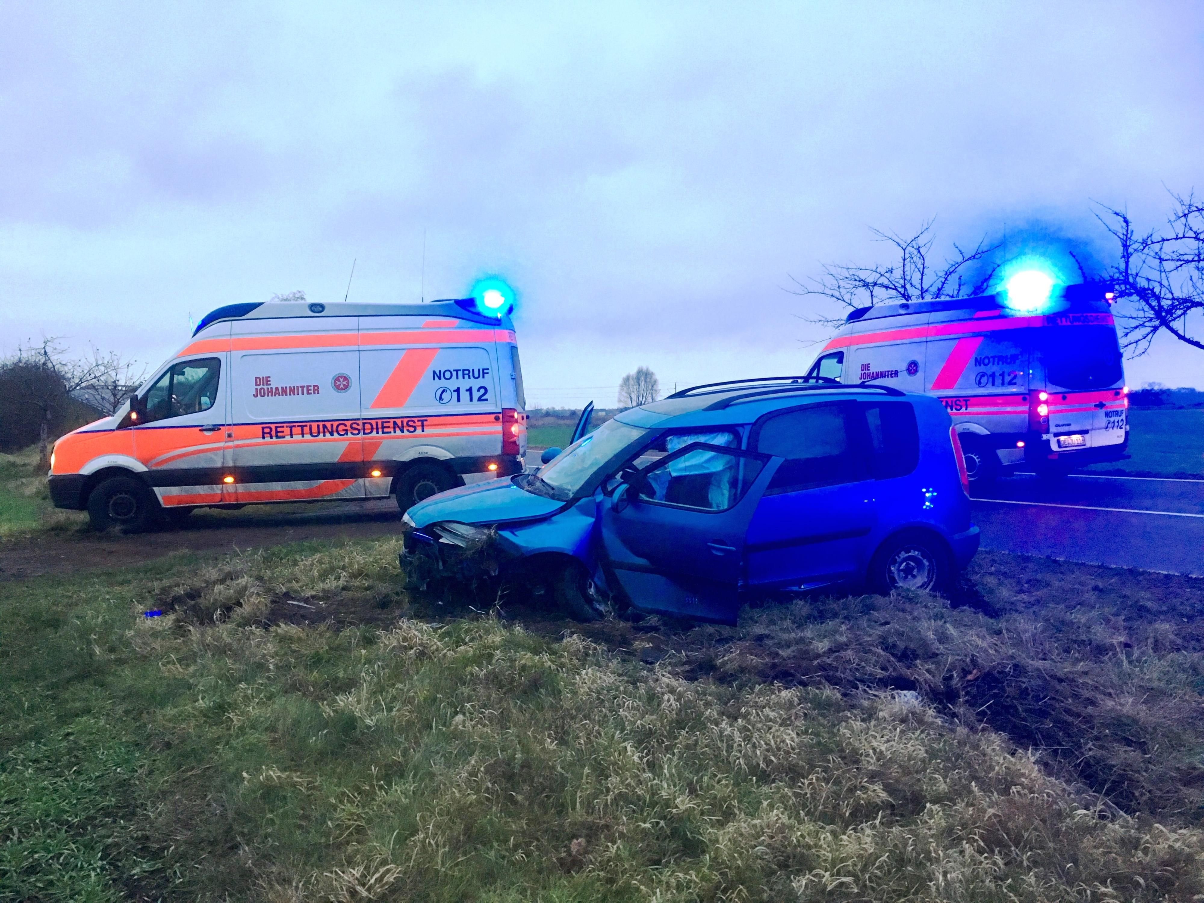 Auf der Straße zwischen Bergwitz und Selbitz (Kreis Wittenberg) ist am Freitagnachmittag ein Auto verunglückt, die beiden Insassen wurden verletzt.
