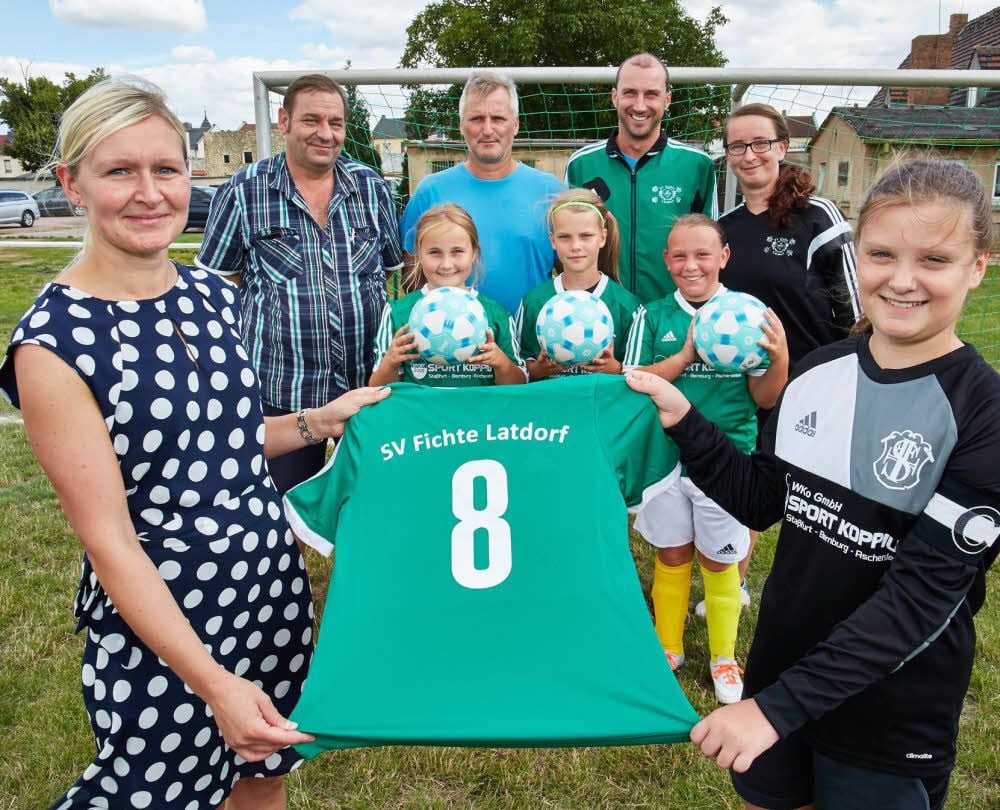 Juliane Stahn (li.) übergibt symbolisch das Trikot an Franziska Marie, die Torfrau E -Jugend-Fußballerinnen.