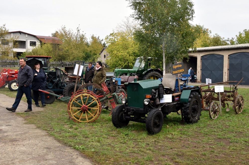 Alte Technik wurde beim Mark Zwuschener Kartoffelfest wieder auf dem Hof der früheren MTS ausgestellt