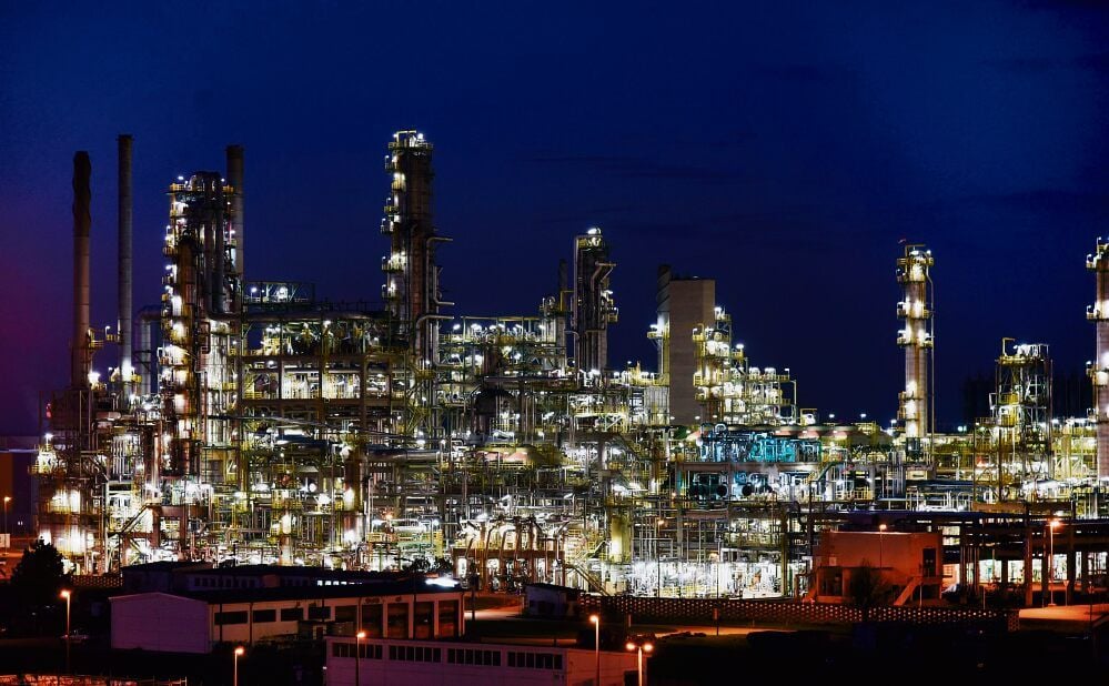 Ein industrieller Leuchtturm: Der Chemiepark in Leuna bei Nacht. Der Standort soll jetzt in den Bereichen Biochemie und Wasserstoff weiterentwickelt werden.