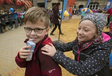 „Milch für alle“ heißt die Aktion, bei der sich Gustav eine Packung Vanille-Milch schmecken ließ.