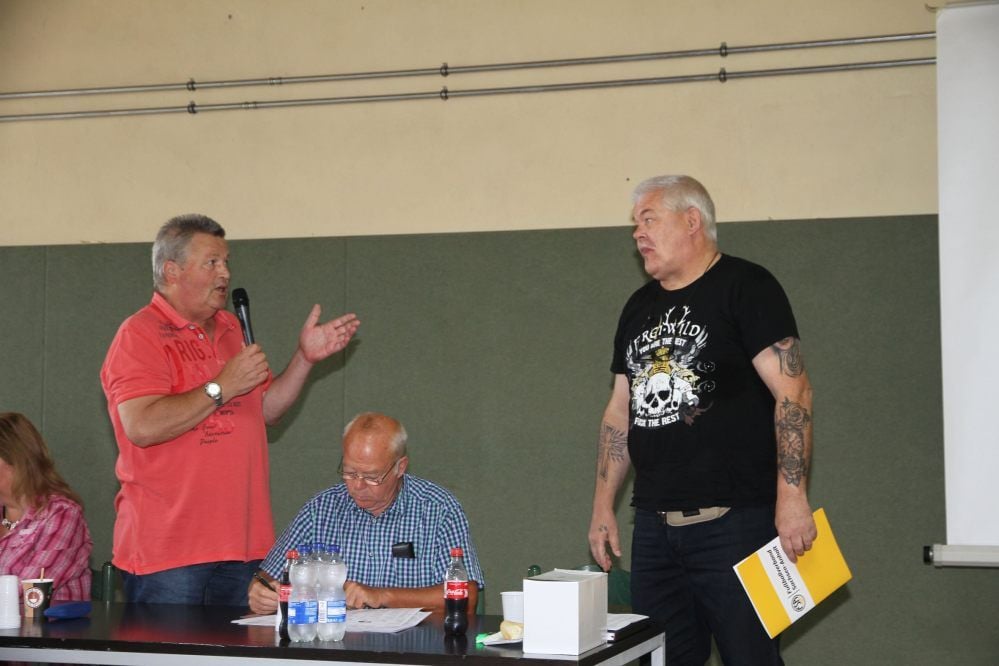 Klaus-Peter Krümmling (r.) wurde auf dem jüngsten Staffeltagvon KFV-Präsident Thomas Reichert mit der Ehrennadel des Landesverbandes in Silber ausgezeichnet.