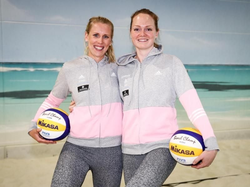 Karla Borger und Julia Sude (r) haben auf der Beachvolleyball-Welttour in Jinjiang das Halbfinale verpasst. Foto: C. Charisius/dpa