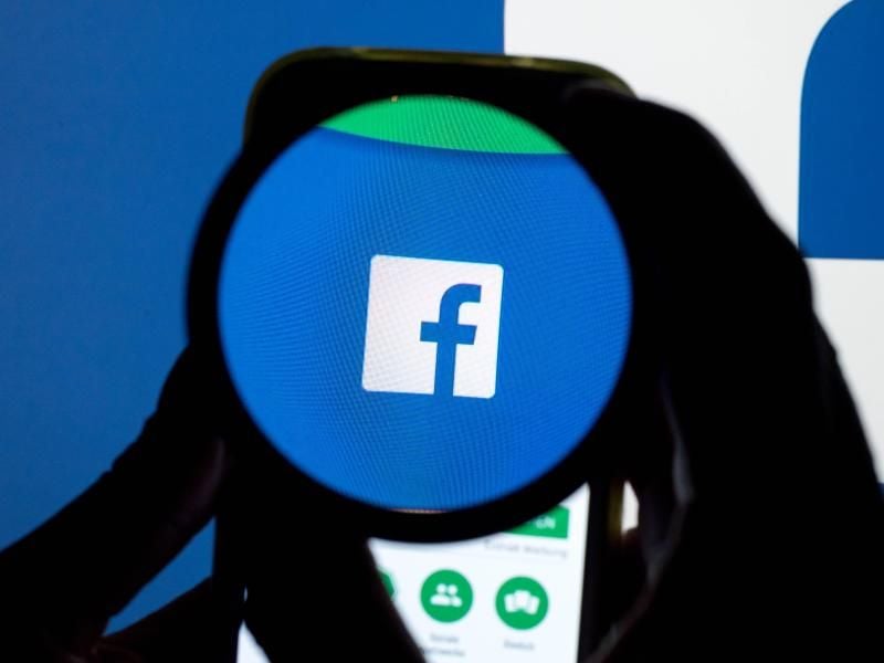 Mit Bannern will Facebook seine Nutzer in 14 Ländern über Fake News aufklären. Foto: Tobias Hase/dpa/Archiv