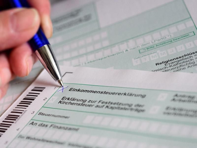 Offizielles Formular des Finanzamts wird ausgefüllt.(Symbol). Foto: Hans-Jürgen Wiedl/ZB/dpa