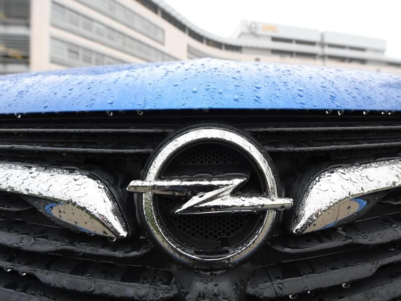 Opel-Logo an einem Auto. Foto: Arne Dedert/Archiv