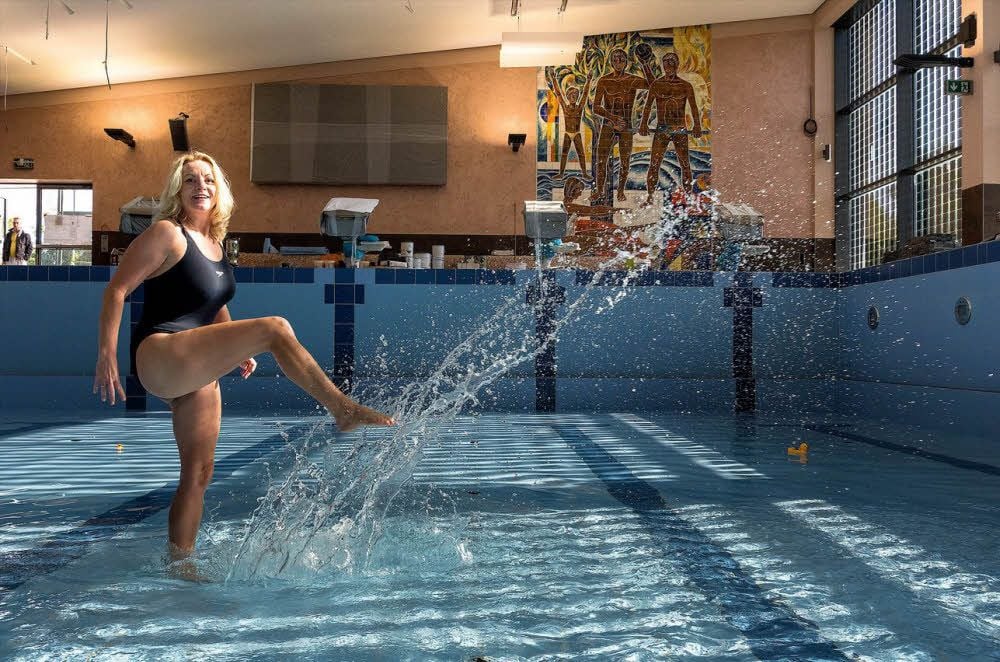 Silvia Bohlsen testet mit den Füßen schon mal das Wasser in der Schwimmhalle Leuna.