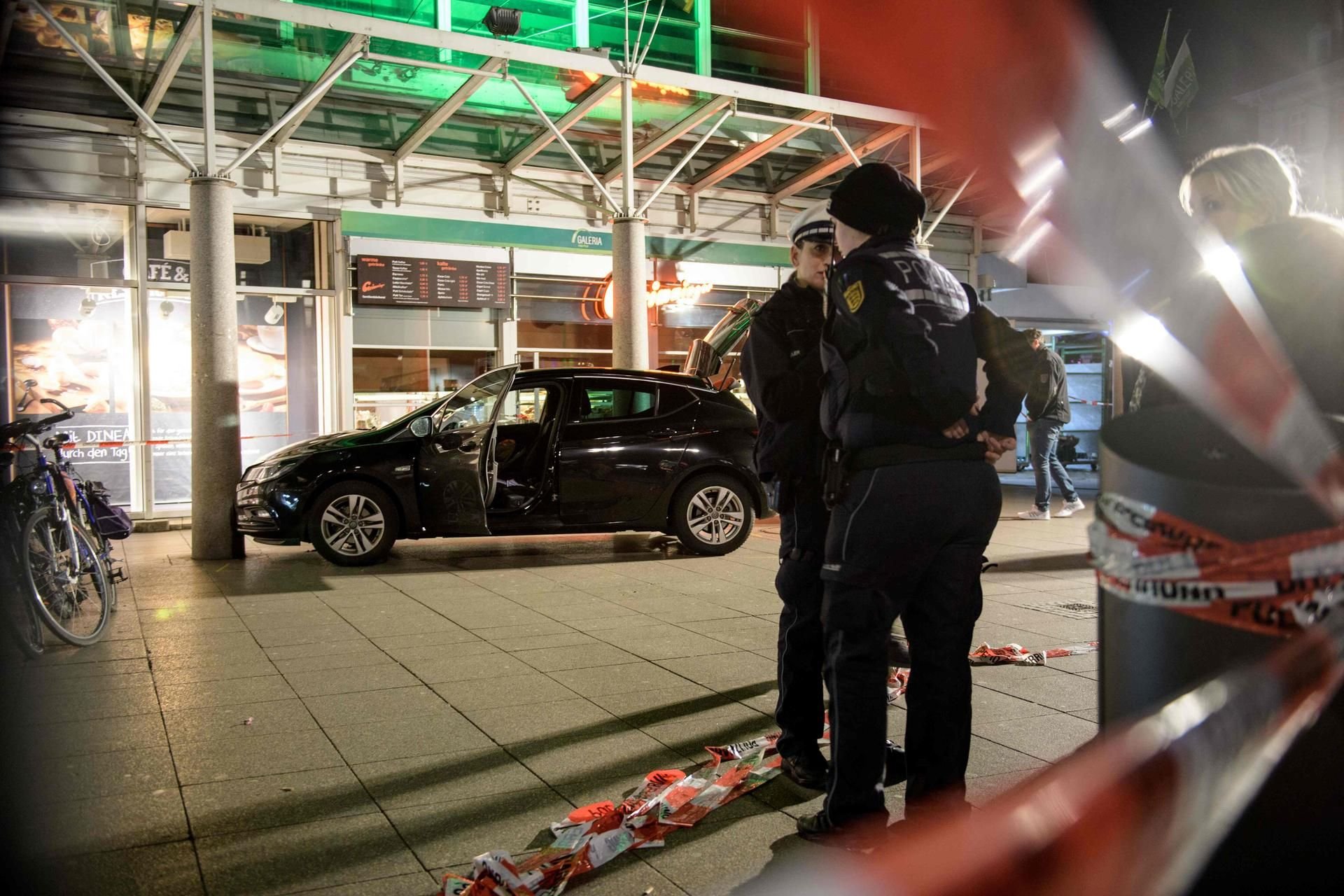 Warum der 35-Jährige in die Menschengruppe fuhr, weiß man noch immer nicht.