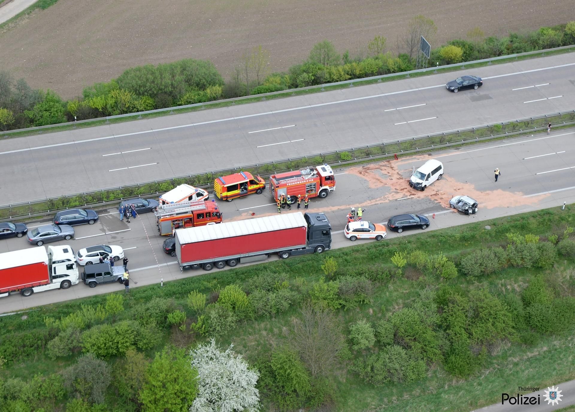 Aus dem Polizeihubschrauber wurde die Unfallstelle auf der A4 fotografiert.