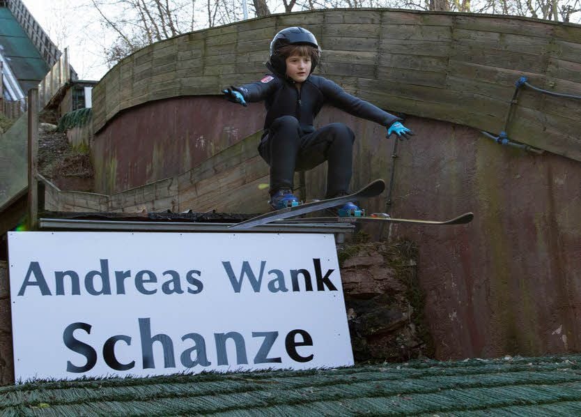 Lea Sophie Haring springt über die mittelgroße „Andreas Wank Schanze“.