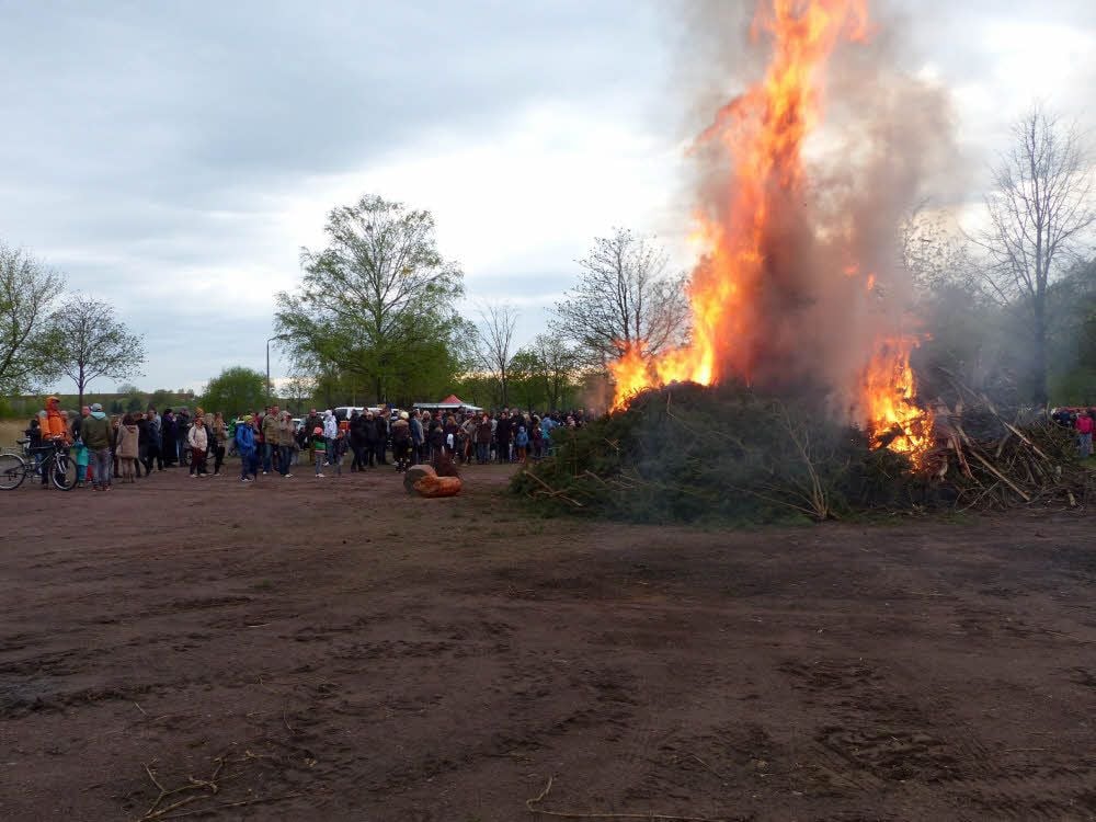Zum Osterfeuer in der Wolfener Fuhneaue kommen immer zahlreiche Einwohner und verbringen ein paar fröhliche Stunden.