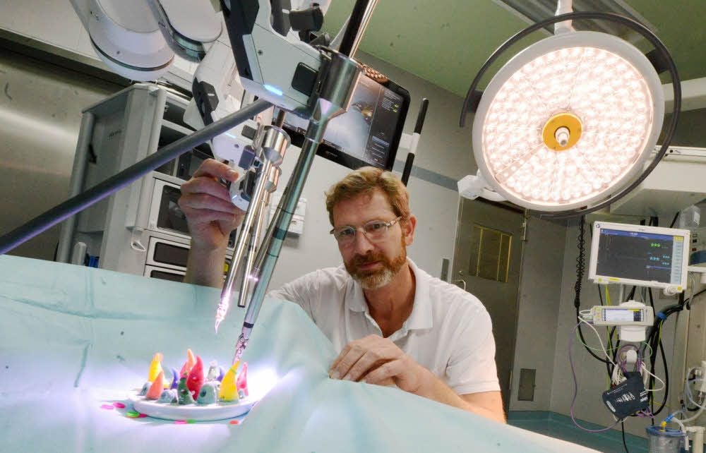 Professor Florian Seseke, Chefarzt der Urologie am Martha-Maria, führt OP-Roboter „da Vinci Xi“ vor - natürlich außerhalb des OP-Betriebs.