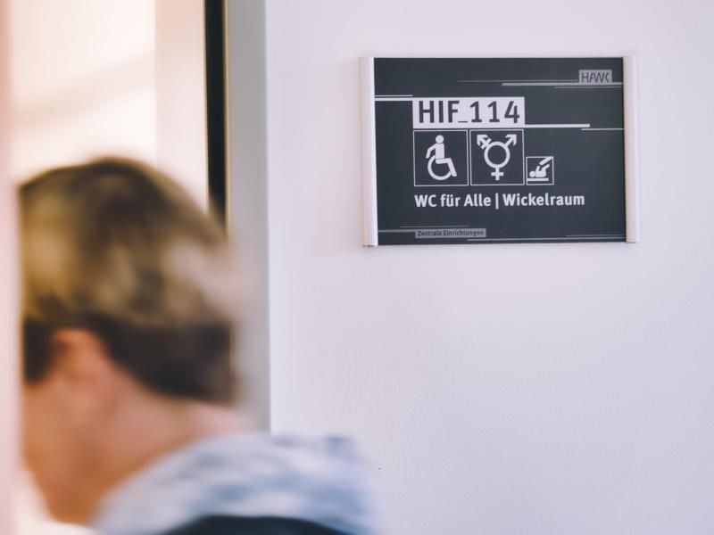 An der Hochschule Hildesheim-Göttingen-Holzminden gibt es insgesamt 17 genderneutrale Toiletten. Das Gleichstellungsbüro hatte die Initiative ergriffen. Foto: Peter Steffen/dpa