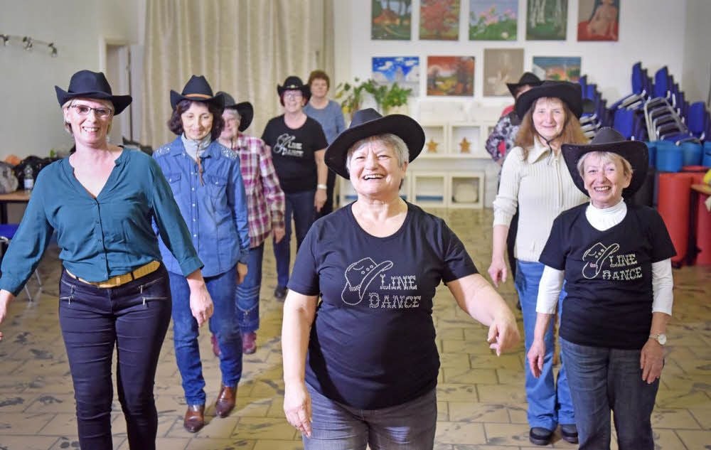 Eine fröhliche Truppe sind Gerda Lukács und die Wolfener Western-Ladies.