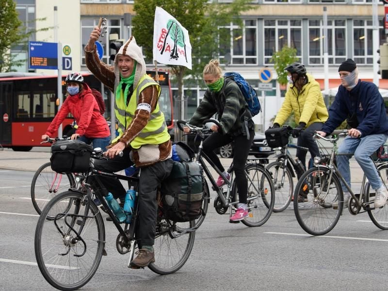 Radfahrer starten vor dem Kasseler Hauptbahnhof die Fahrrad-Demo in Richtung der A49. Foto: Swen Pförtner/dpa