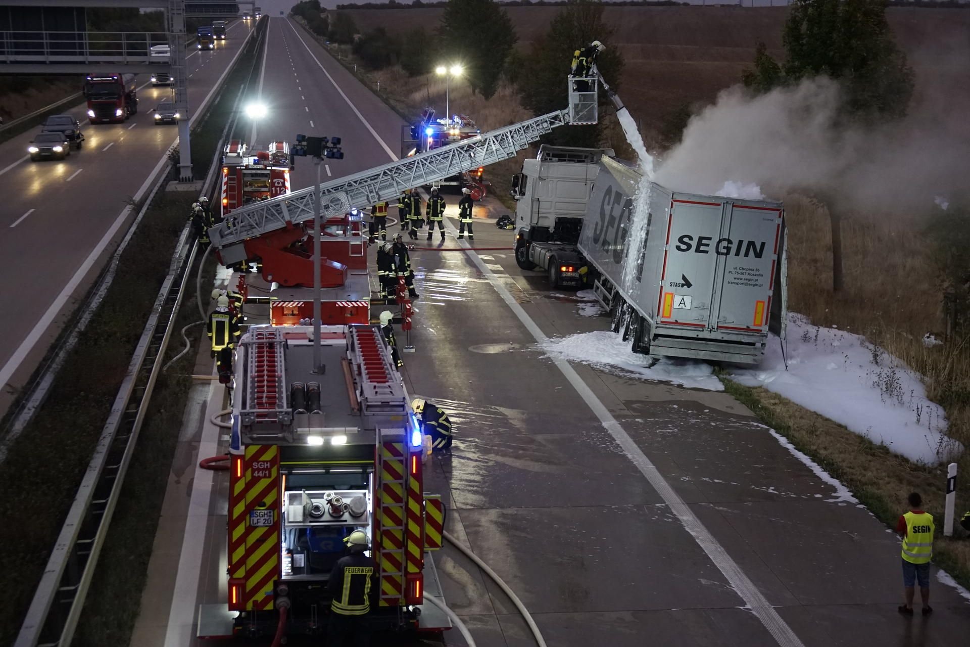 Ein Lkw brennt auf der A38 bei Sangerhausen.