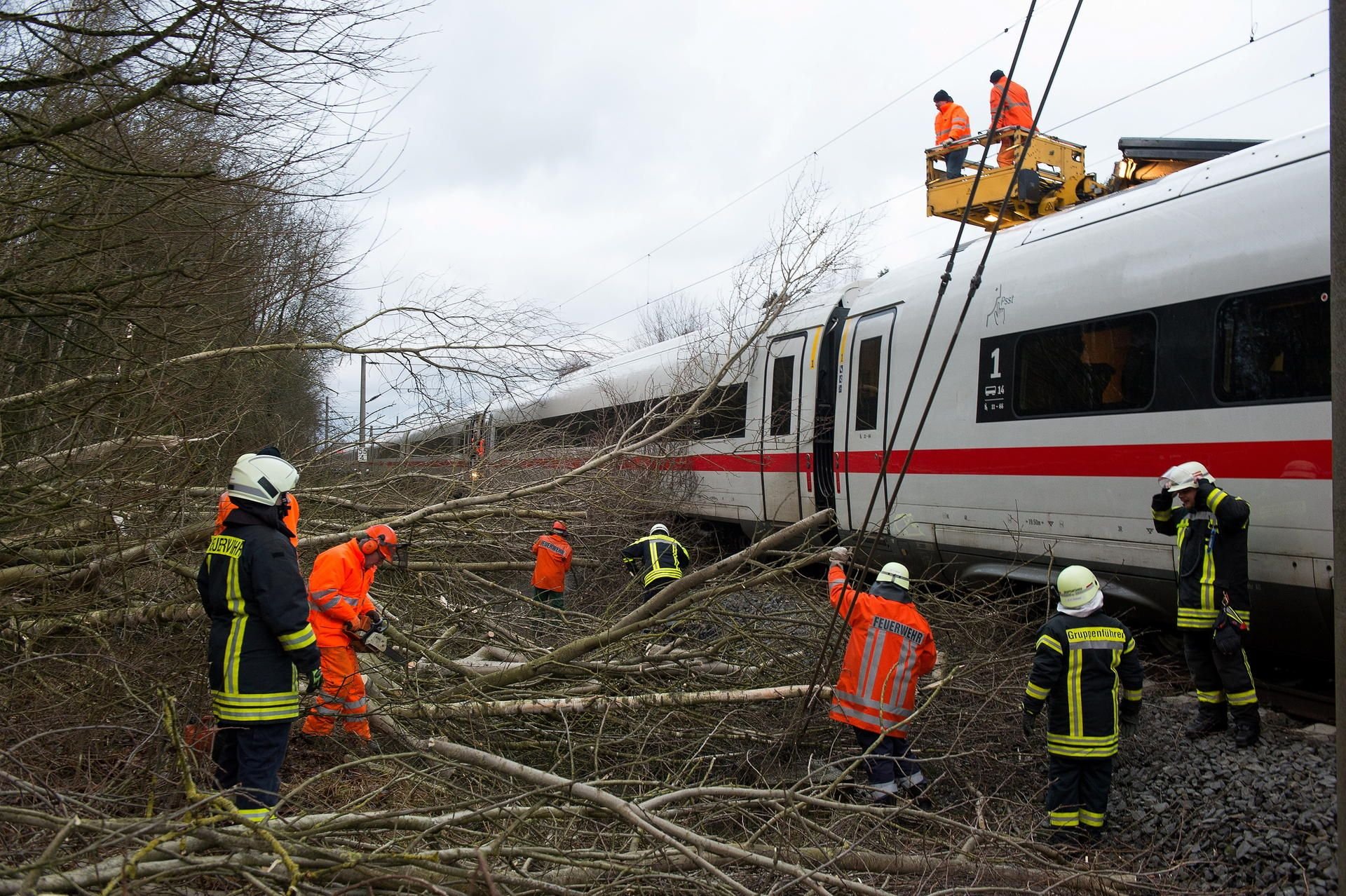 Ein ICE ist auf der Trass Hanniver-Göttingen wegen umgefallener Bäume liegengeblieben.